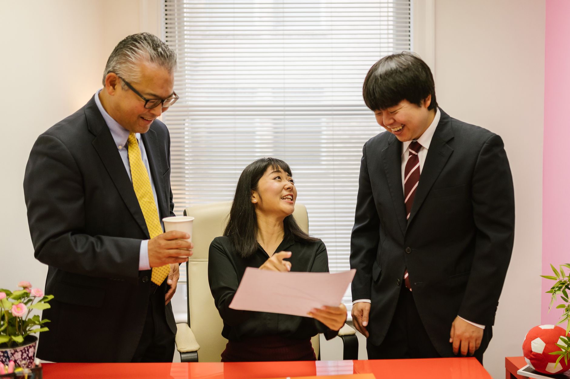 社内で対話するビジネスチームの様子