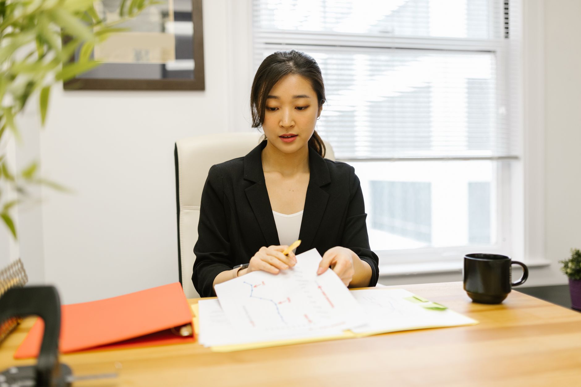 書類を確認する担当者の様子